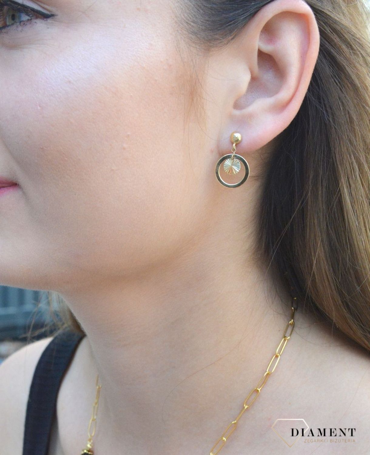 Złote kolczyki 333 kółeczka KL 9559 333.Eleganckie, złote kolczyki próby 333 podwójne kółeczka. Kolczyki ozdobione delikatnym elementem grawerowanym. Kolczyki zostały wykonane z żółtego złota próby 333 o wadze około 1,16 g ora.jpg